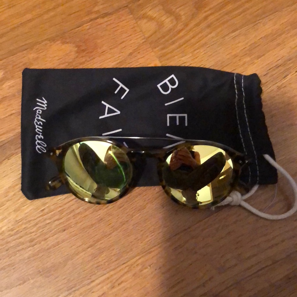 NEW Madewell sunglasses 🕶✨ sold out online.
